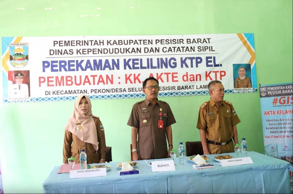 Penyerahan KTP-el kepada Siswa Siswi SMA N 1 Pesisir Tengah 5.jpg